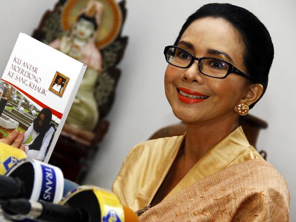 Poppy Dharsono Gelar 40 Hari Moerdiono