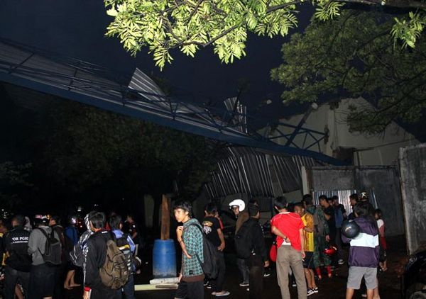 Atap Stadion Lodaya Terbalik