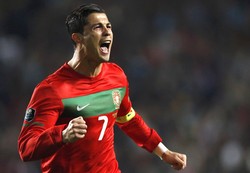 Cristiano Ronaldo merayakan gol yang dicetaknya. Dalam pertandingan ini, Ronaldo dua kali membobol gawang Bosnia-Herzegovina. Reuters/Jose Manuel Ribeiro.