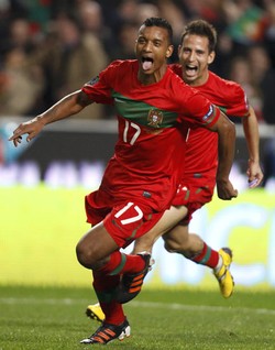 Nani merayakan gol yang dicetaknya di menit ke-24. Reuters/Jose Manuel Ribeiro.
