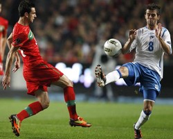 Helder Postiga berusaha melewati Miralem Pjanic. Dalam pertandingan ini, Postiga dua kali membobol gawang Bosnia-Herzegovina. Reuters/Jose Manuel Ribeiro.