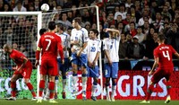 Miguel Veloso menambah keunggulan untuk Portugal di menit ke-80. Reuters/Jose Manuel Ribeiro.