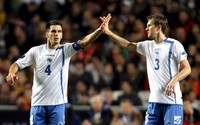 Emir Spahic merayakan gol yang dicetaknya di menit ke-65. Reuters/Jose Manuel Ribeiro.