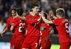 Dengan kemenangan ini, Portugal mengamankan tiket ke putaran final Piala Eropa 2012. Reuters/Jose Manuel Ribeiro.