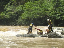 Belajar Terjun di Riam Sangata