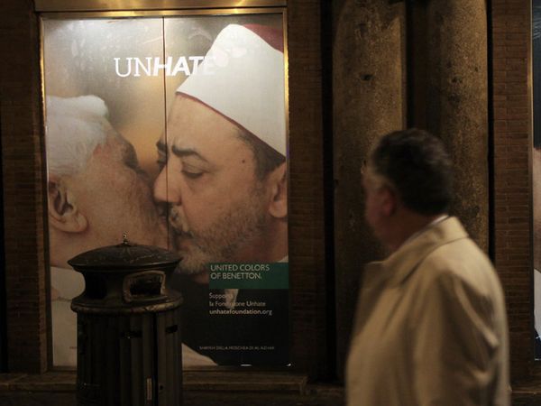 Iklan Paus Berciuman Dikecam