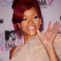 Rihanna Ingin Kado Kaus Kaki di Hari Natal