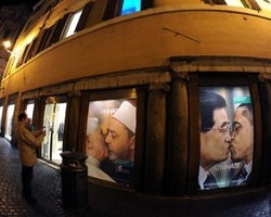 Foto 11 Pemimpin Dunia Ciuman Bibir di Iklan Benetton