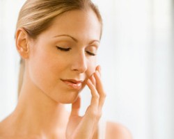 4 Hal yang Menyebabkan Kulit Cepat Keriput