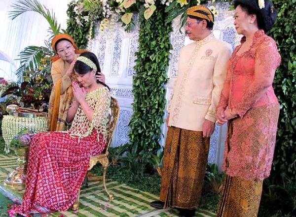 Jelang Nikah, Astrid Gelar Siraman