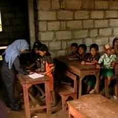 Gedung Sekolah Ambruk, Siswa SD Belajar di Rumah Warga