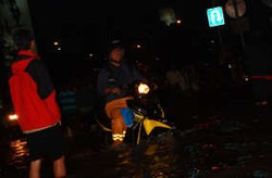 Banjir Setinggi 90 Cm di Bukti Cimanggis Indah, Lalin Tersendat