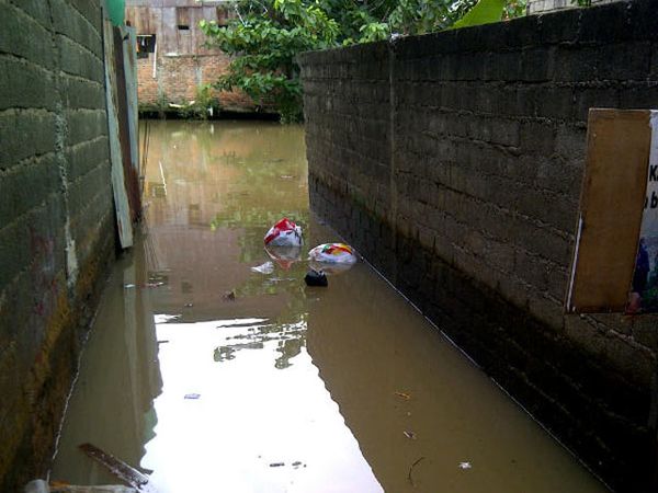 Kampung Bidara Cina Banjir 1,5 Meter