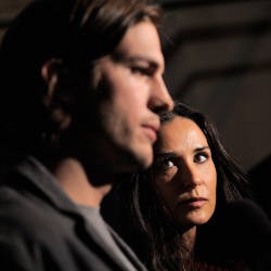 Ashton Kutcher & Demi Moore Rebutkan Harta Gono-gini Rp 2,5 Triliun
