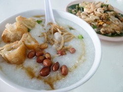 Nikmatnya Sarapan Bubur Ikan dan Kwetiau Kerang