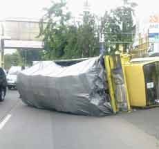 Kelebihan Muatan, Truk Muat Kabel Terguling di Mayjen Sungkono