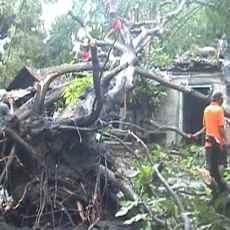 Dihajar Hujan Disertai Angin 3 Jam, Belasan Rumah Rusak Parah