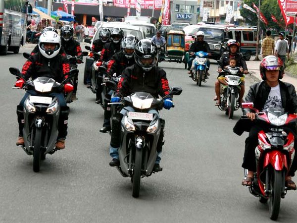Adu Irit Honda Supra X Helm In