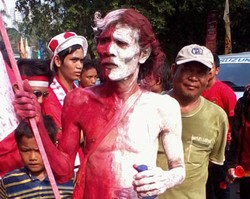 Dukung Tim U23, Atlet Maraton Era 70-an M Kurniawan Telanjang Dada