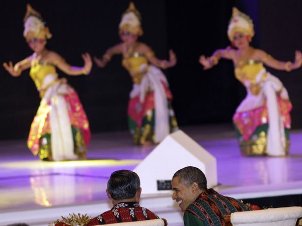 Obama Berbatik dan Nonton Tari Bali
