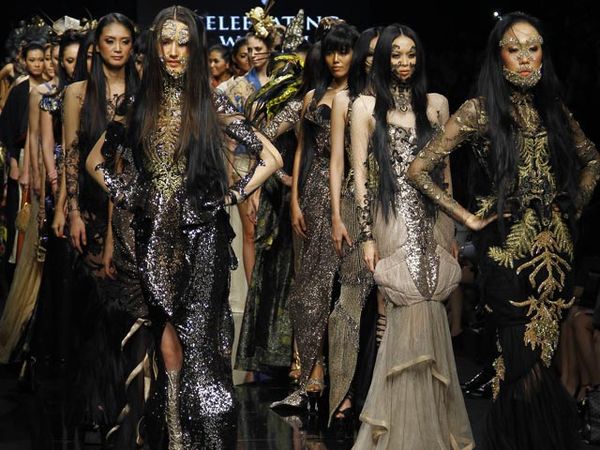 Dewi Fashion Knight Tutup JFW 2012