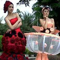 Wow! Kain Sofa dan Karpet Disulap Jadi Baju Unik