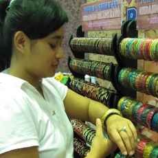 Gelang Gliter Dengan Warna Bling-bling Diminati