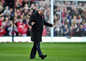 Evra Diserang Poyet, Fergie Membela