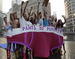 Demi Rekor Dunia, Puluhan Orang Rela Masuk ke Celana Dalam Raksasa