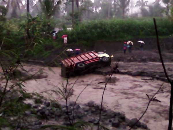 Banjir Lahar Dingin Seret Truk