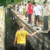 Antisipasi Surabaya Banjir, Kader LDII Bersih-bersih Got 