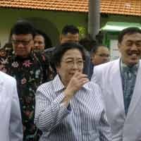 Megawati Jenguk Pak Tjip di RS Darmo