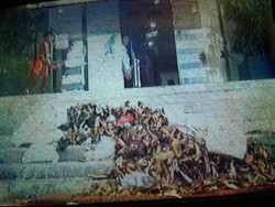 Bau! Sampah Disawer Pendemo di Tangga KPK