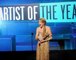 Taylor Swift Kaget Menang Piala Artist of the Year