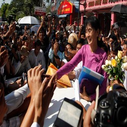 Aung San Suu Kyi Siap Berlaga di Pemilu Myanmar