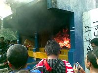 Suporter Bakar Loket di GBK