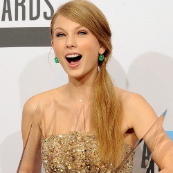 Taylor Swift & Adele Raih 3 Piala di AMAs 2011