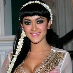Hiii! Jupe Dicium Arwah Suzanna Setelah Makan Bunga