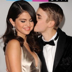 Justin Bieber & Selena Gomez Mesra di AMAs 2011