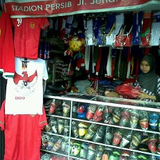 Kostum Timnas Sepak Bola Indonesia Sepi Pembeli di Bandung