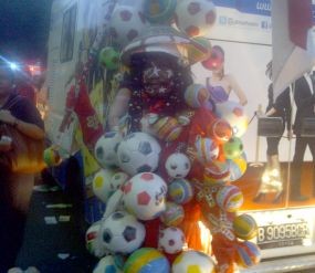Berbaju Penuh Bola, Mbah Giman Datangi GBK