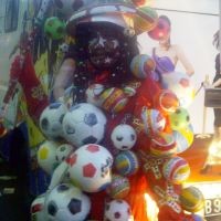 Berbaju Penuh Bola, Mbah Giman Datangi GBK