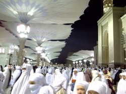 Tahan Dingin, Payung-Kanopi Masjid Nabawi Dibuka Dinihari 