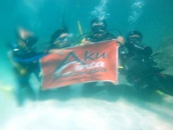Mengibarkan Bendera Aku Cinta Indonesia di Dasar Laut Sabang