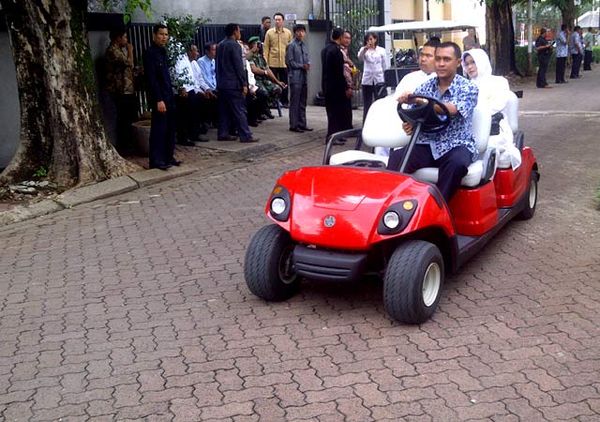 Tamu Siraman Aliya Dijemput Mobil Buggy 