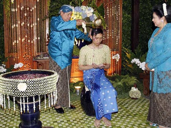 Ibas Lakukan Siraman