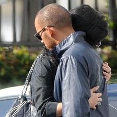 Pelukan Nicole Disambut Dingin Lewis