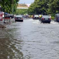 Diguyur Hujan Lebat, Jalanan di Surabaya Bak Kolam Renang