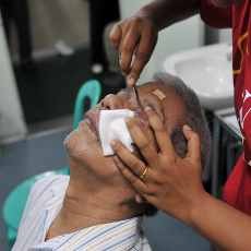 100 Orang Jompo Operasi Katarak Gratis di KRI Soeharso