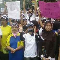 Ratusan Buruh Rokok Demo Bea Cukai Malang